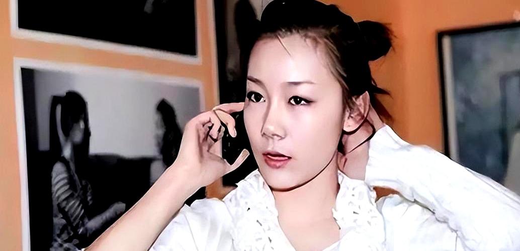 为了凑齐5000块外婆的救命钱，16岁女孩在雪地里跪到膝盖发紫都没人搭理。
换作