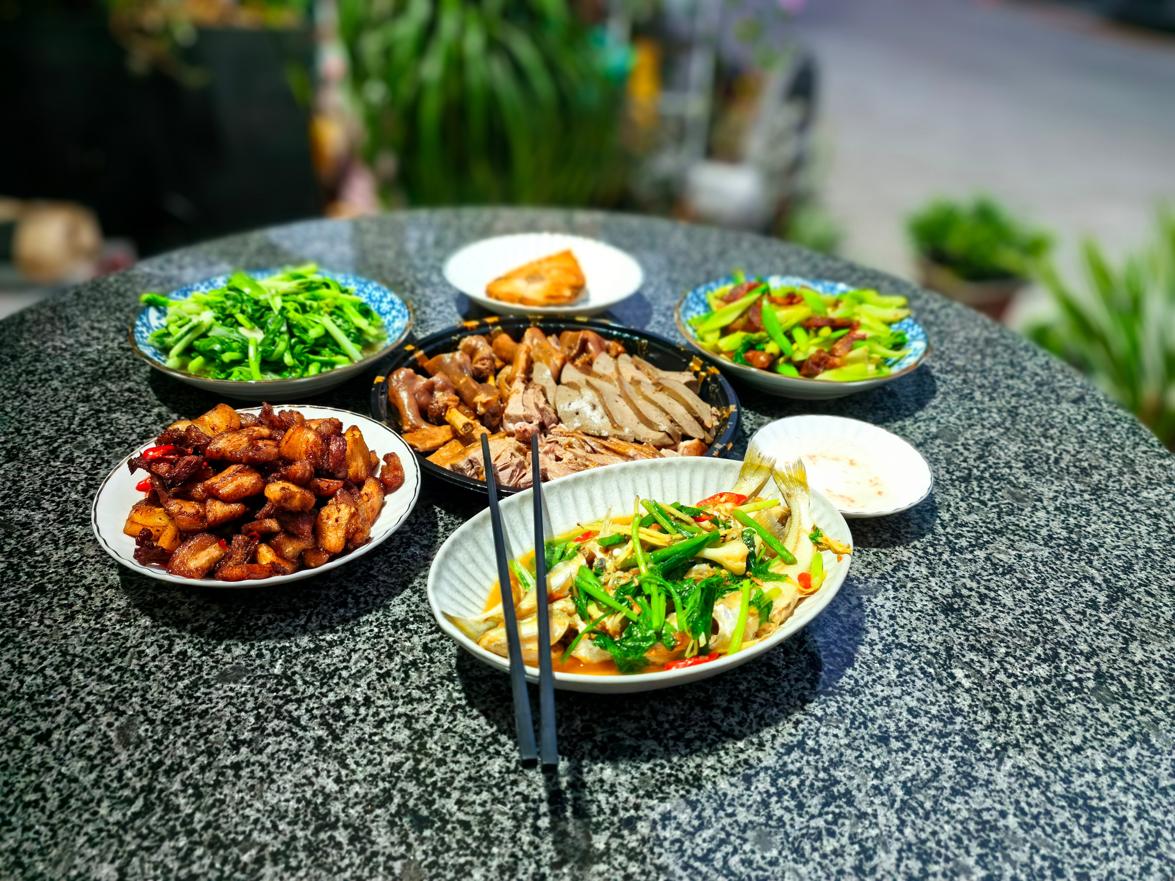 定怎么在当下这个城市里和光同尘……(前言)清明节，想起了刚离开的母亲，有感而发想