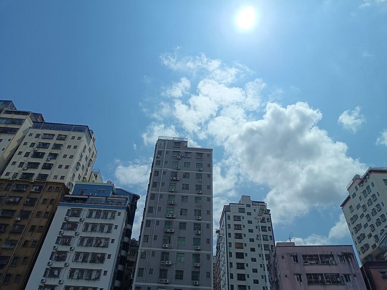 股东好汉们早。我立志做个早睡早起的模范深圳市民，昨晚十一点准时关灯，今早五点就精