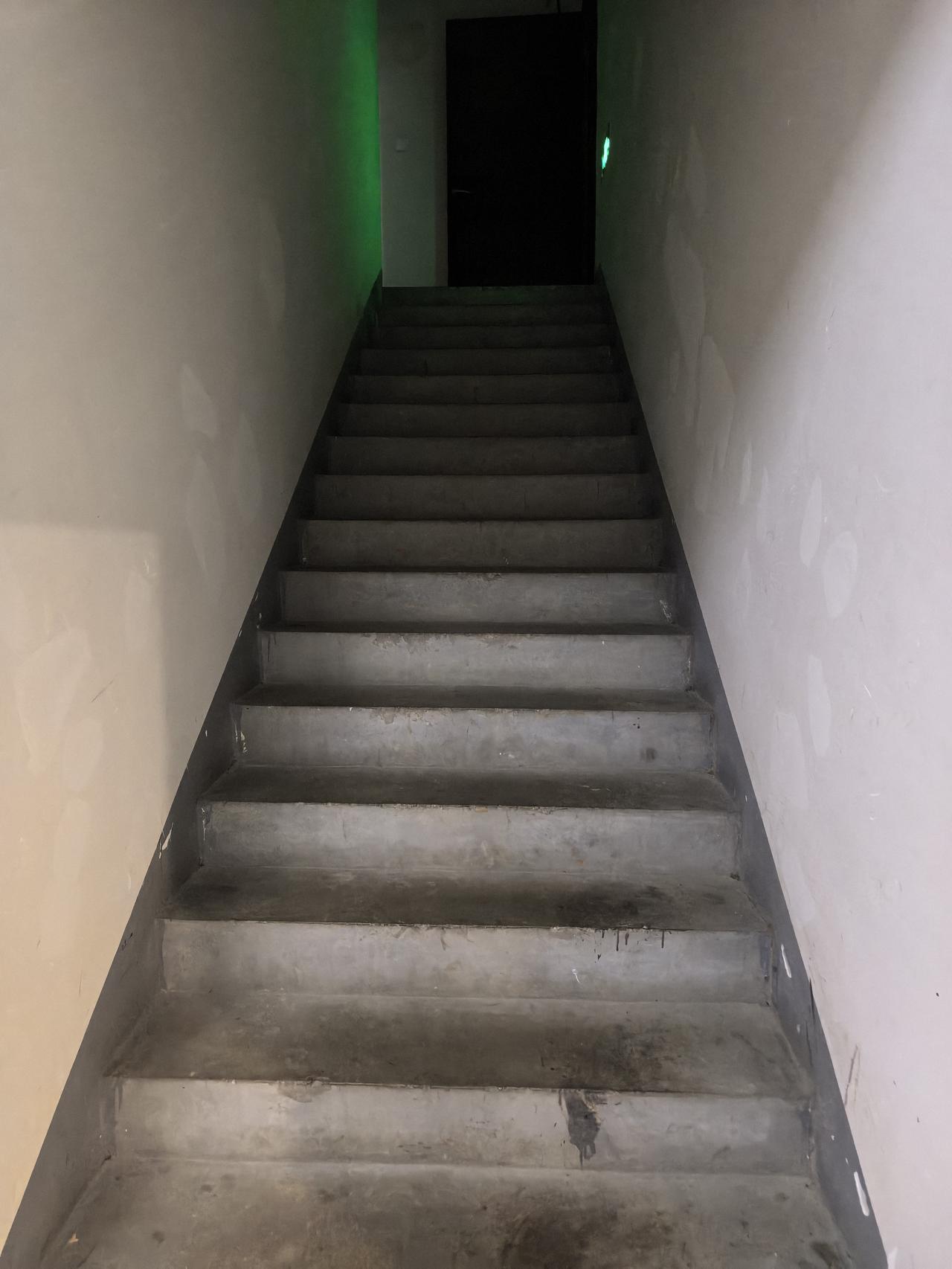 清晨早起，放弃电梯，选择爬楼梯锻炼。一步步向上攀爬，呼吸慢慢急促，汗水微微渗出。