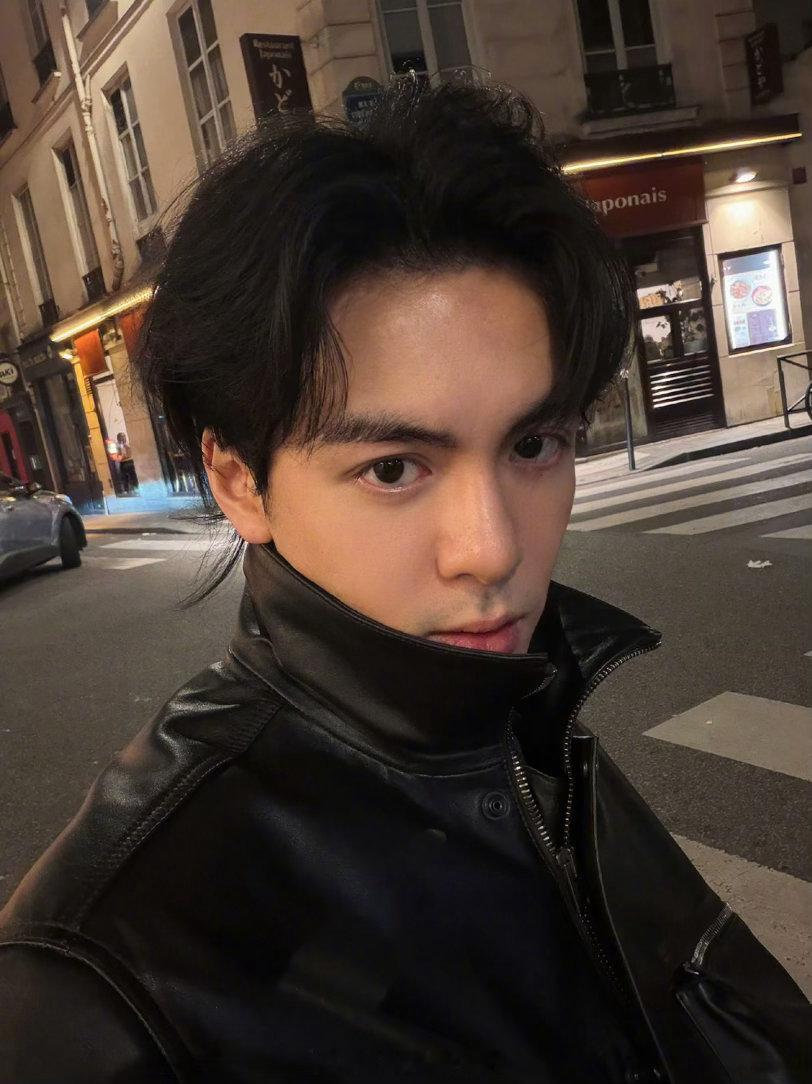 曾舜晞32秒怼脸拍曾舜晞领口开好大 曾舜晞这32秒怼脸拍每一帧都帅炸，五官精致到