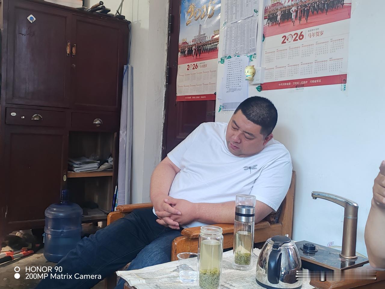 “不愧是老同志，连上班时候打盹儿都这么有气场，一看就是‘久经沙场’的摸鱼高手。”