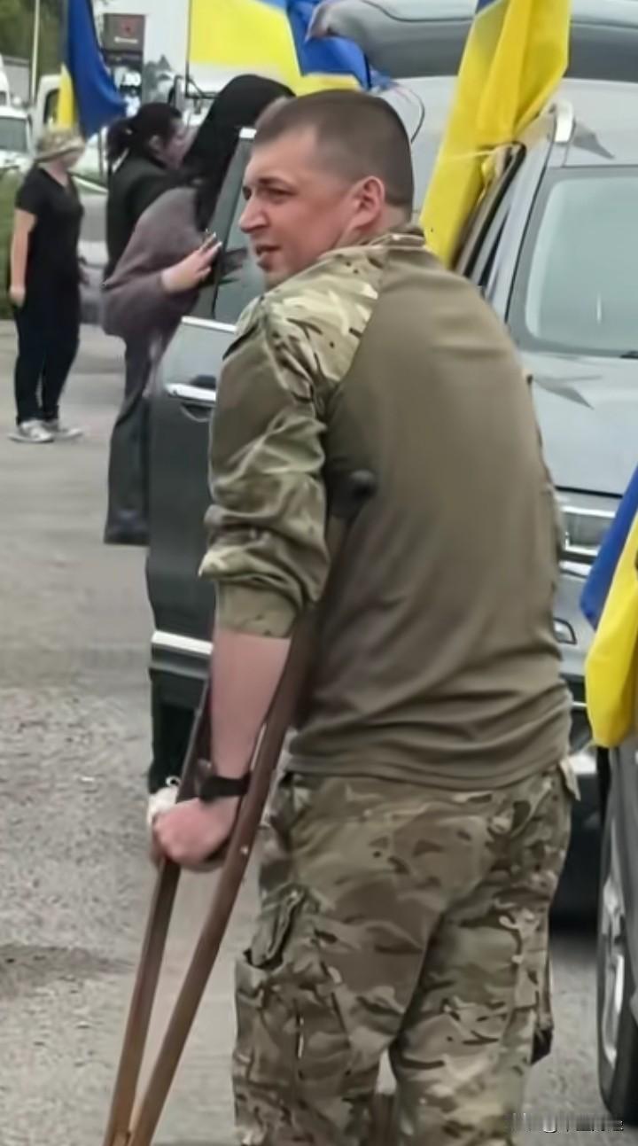 望着车队运来的乌克兰阵亡将士棺椁，这位受伤的乌克兰军人内心满是由衷的敬佩。
当有