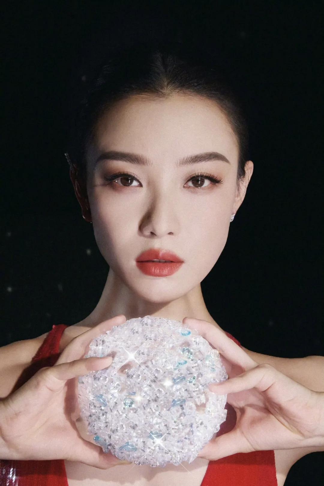 倪妮的这身裙子，正面无敌，背面也和姚晨一样？
其实，总感觉旗袍一类紧身长裙不适合