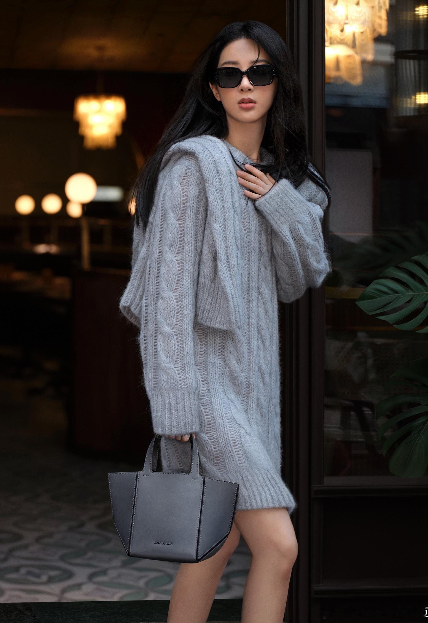 #杨紫岩石灰连衣裙##杨紫灰调look#杨紫灰调look，都市丽人那味儿有了，不