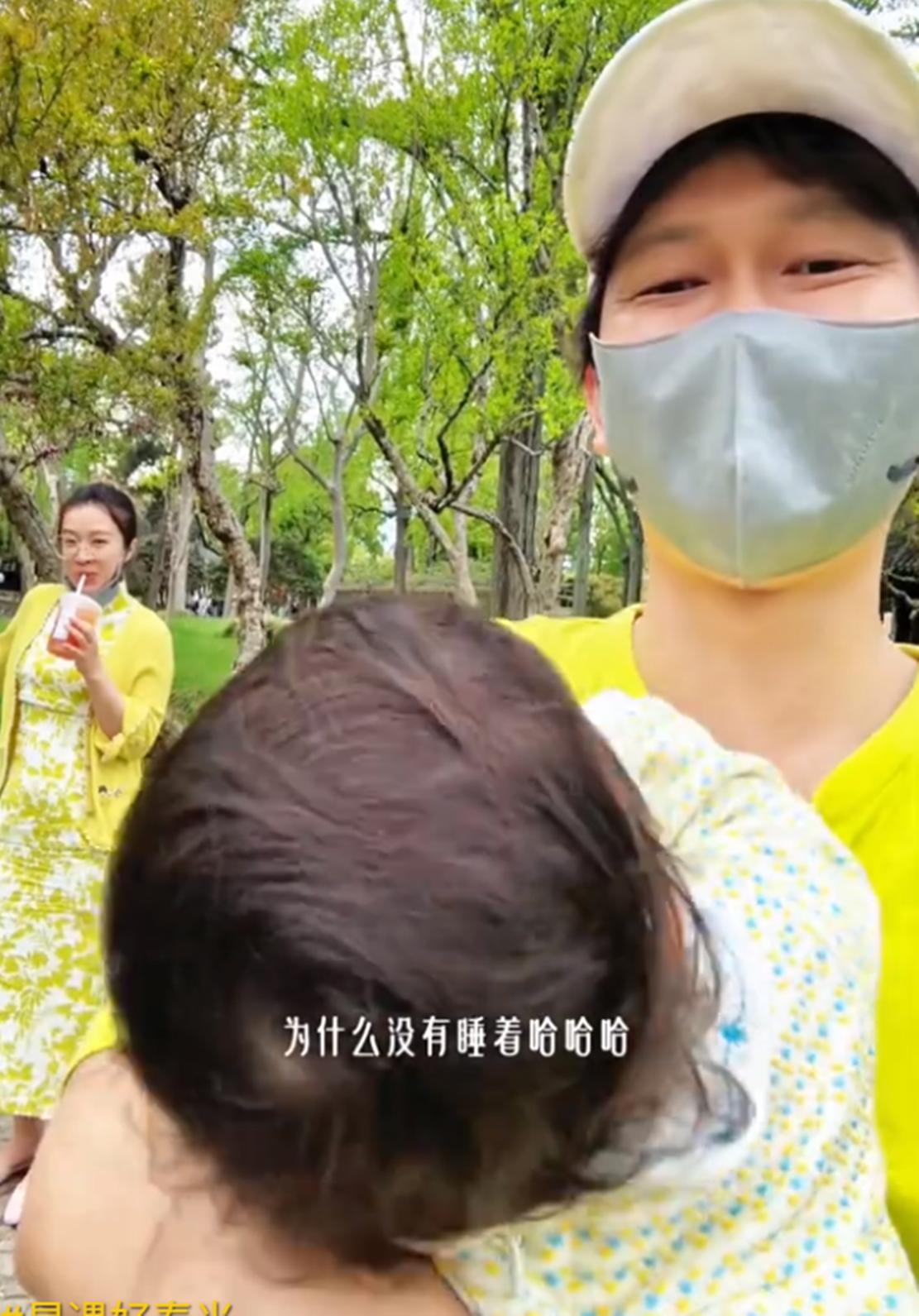 孟鹤堂一家三口幸福同框，首次公开8个月女儿名字叫“米诺”。据悉，孟鹤堂在苏州拍戏