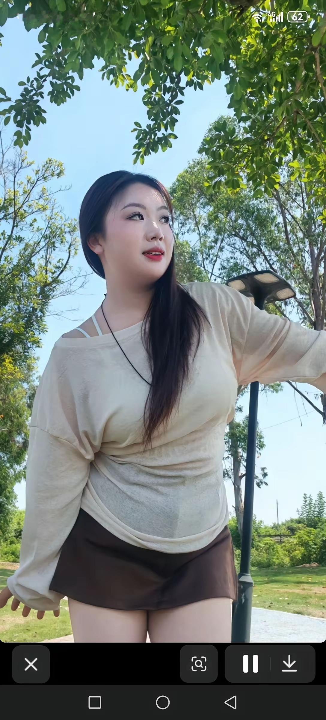 一个女孩在公园里拍照。