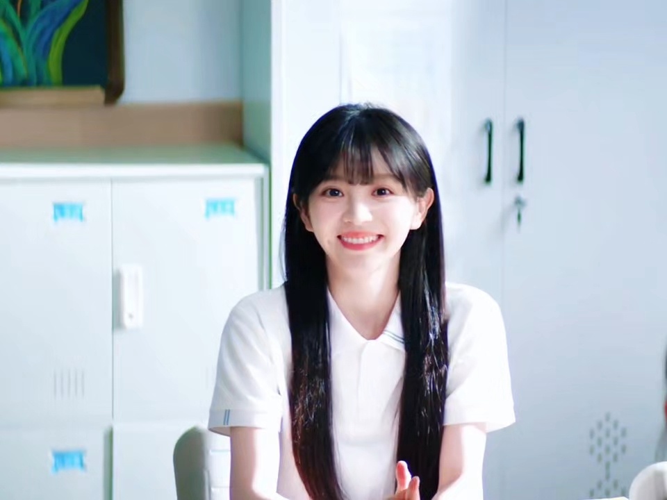 田曦薇是live也是林知夏的lifelive实况里的田曦薇灵气扑面而来，刚好接住