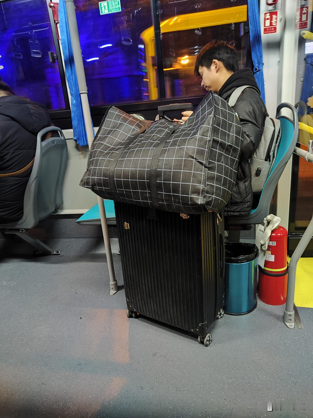 过年了，该回来的，还是回来了。
一年里，也就那么十几天。回来后又怕大年三十过了。