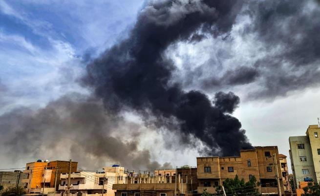 【苏丹冲突双方继续在喀土穆等地激烈交火 一市场遭袭致12名平民死亡】当地时间7日