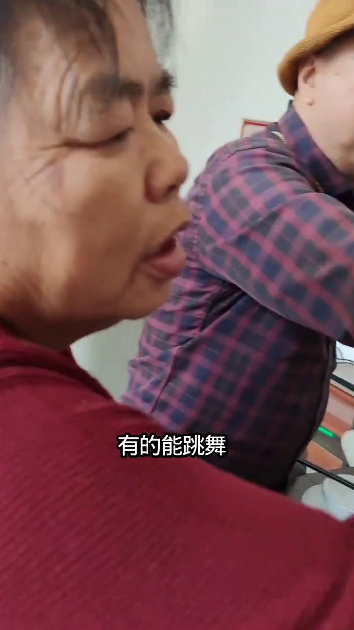 古稀同窗宴，白首话当年。
江水向东流，一去不回头。以前是公主，现在变母后。青春已