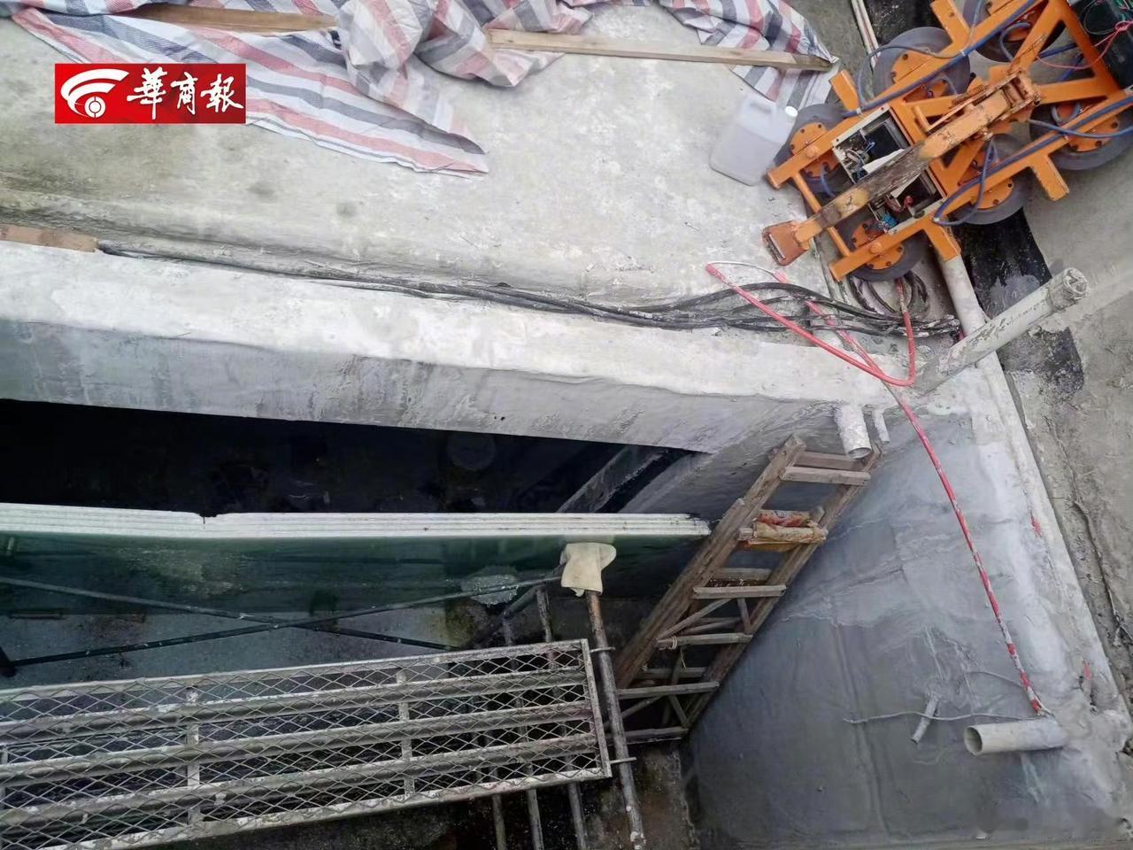 一则令人痛心的消息传来：一名年轻小伙在安装重达1500斤的玻璃时，因玻璃突然倾倒