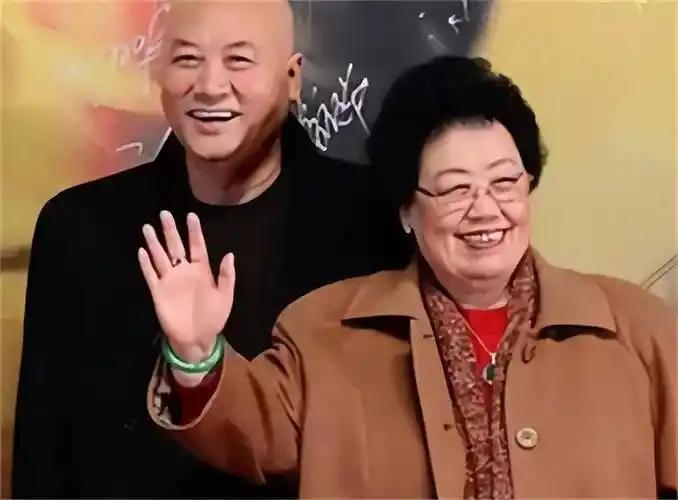 陈丽华病逝，470亿遗产扎心分配！迟重瑞36年陪伴，终究输给血脉？
 
85岁紫