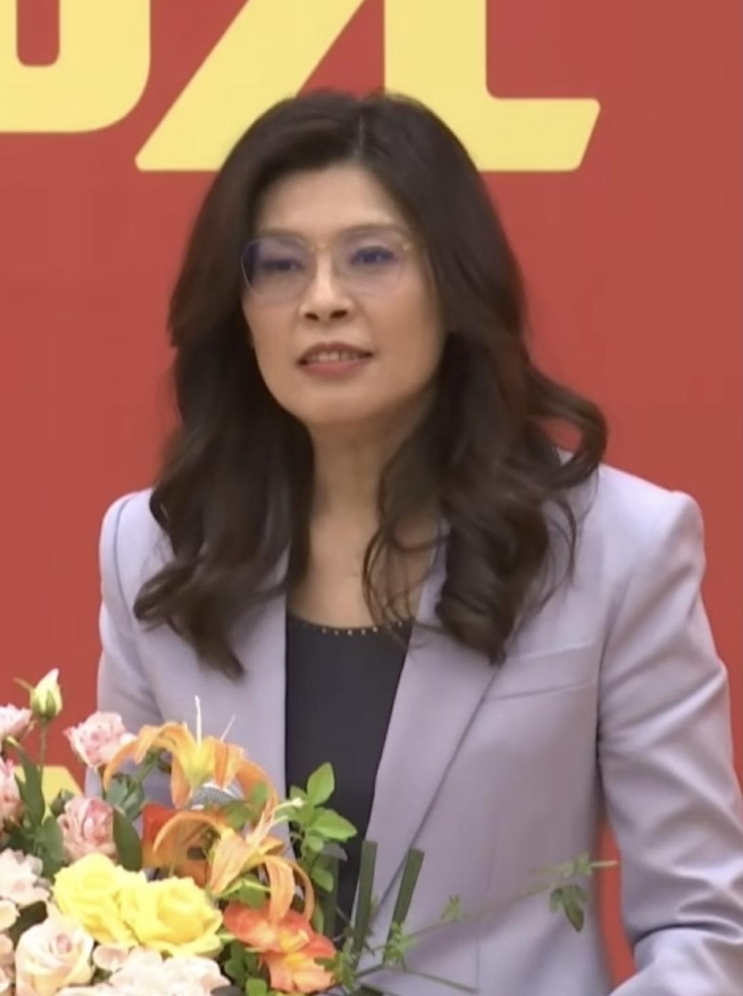 看了郑丽文在南京的讲话，很得体。郑丽文全程都在念稿子，可见每句话都是仔细斟酌之后