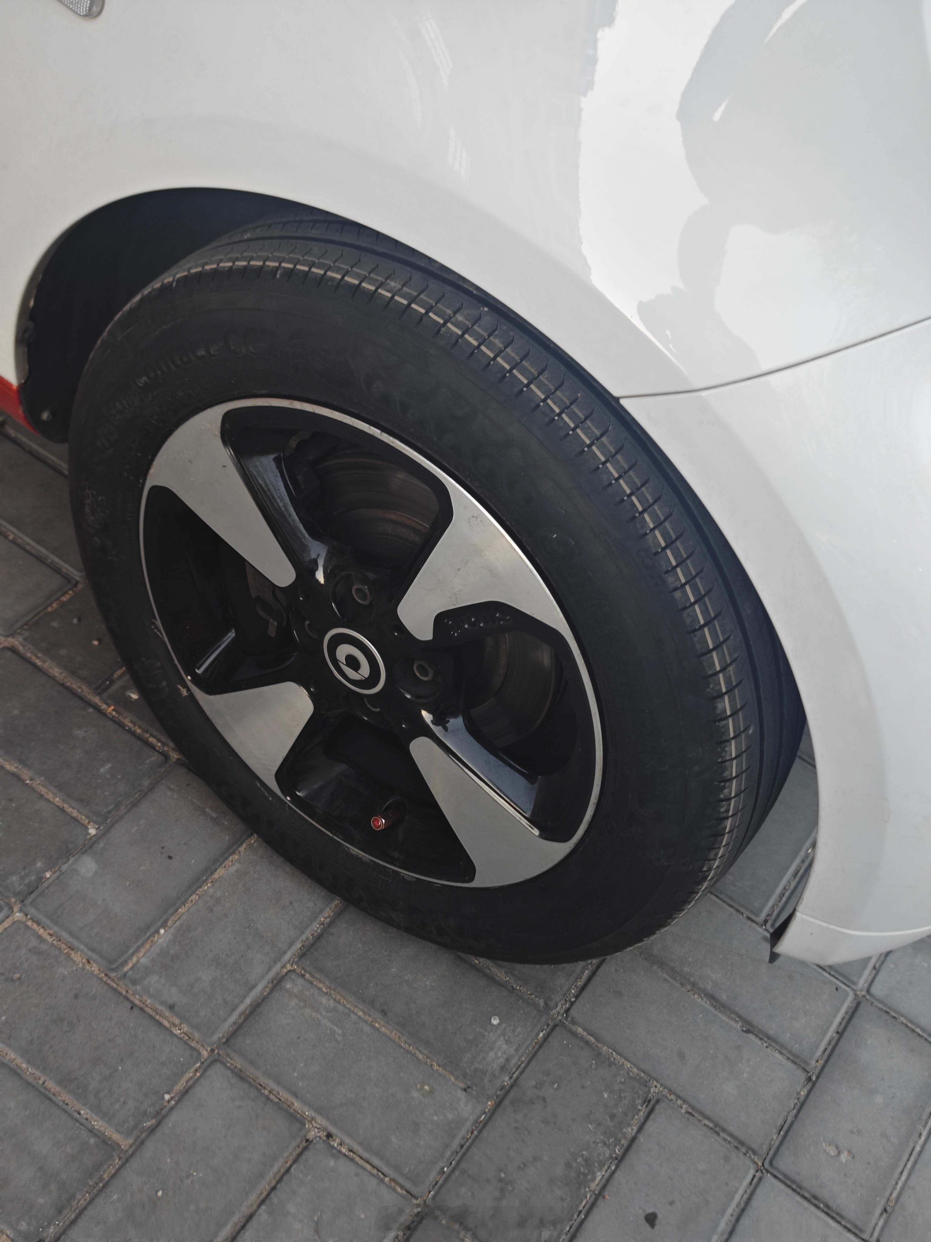买老车旧车，一定要注意橡胶件老化。小蹦子才两万多公里，但毕竟八年了，出于安全考虑