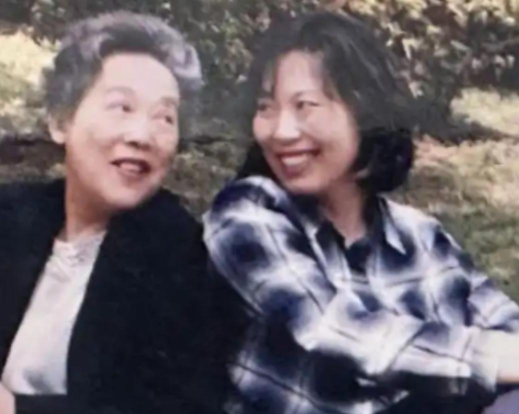 2001年，上海一女子为了报答独身的恩师，她花光积蓄在上海给老师买了一套房产为其