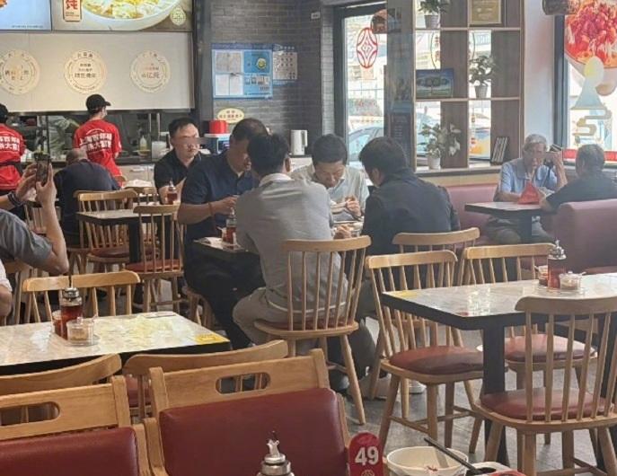 雷军现身上海餐厅吃早饭。