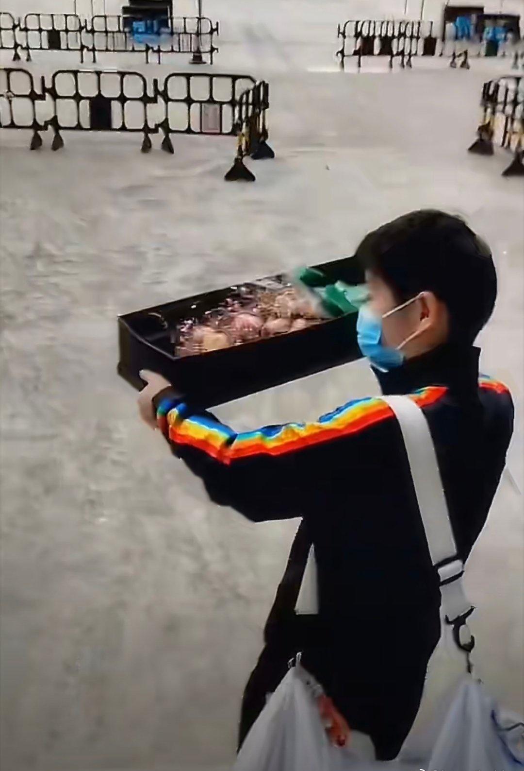 这不说是花， 我还以为莎莎端了个烤肉炉子[马思纯的微笑][马思纯的微笑][马思纯