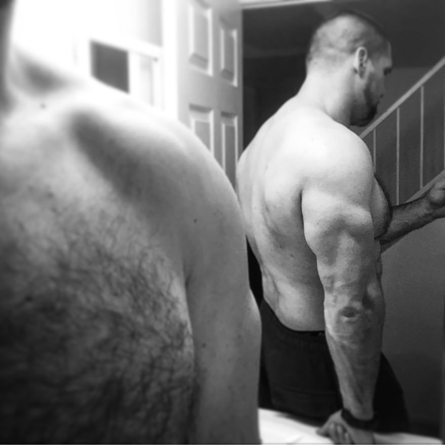 《每日邮报》报道，欺负了裘花女儿的保镖名叫Pascal Duvier，他确实在圣