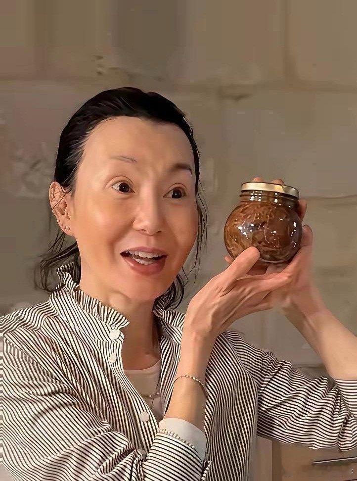 看来年轻时再好看，老了都一样，都是老太婆一个。 