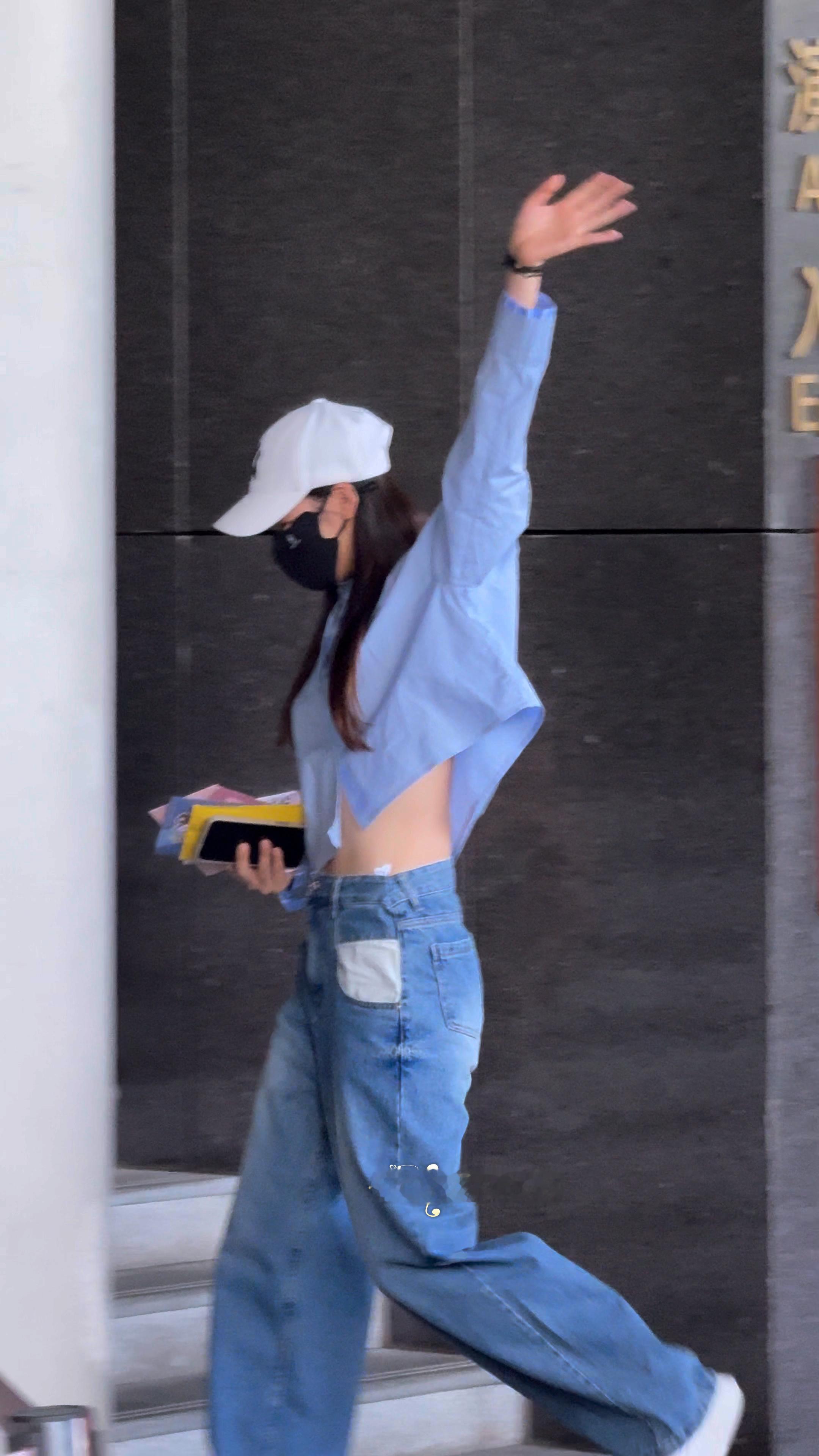 什么时候再给我这样打个招呼？没什么意思，就是想看你打招呼🙋🏻♀️