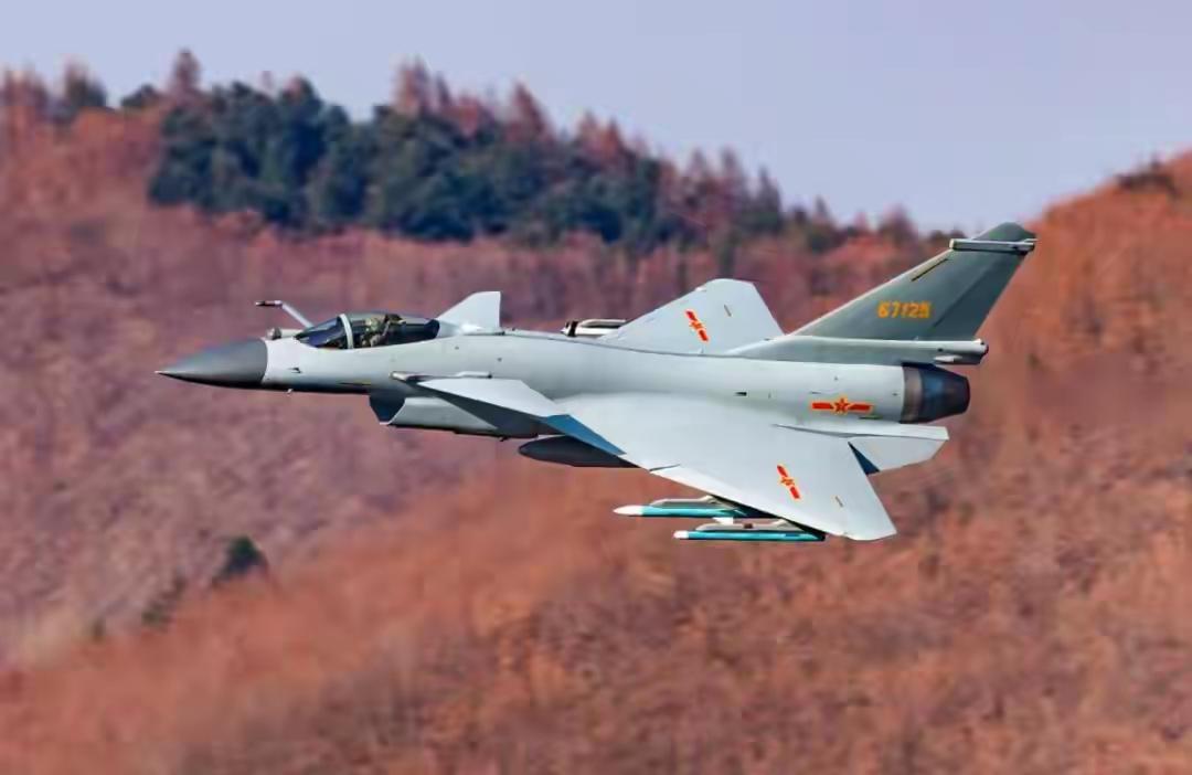 如何看歼10C遭雷达照射后飞行员反应 央视披露的歼 - 10C遭外机雷达照射事件