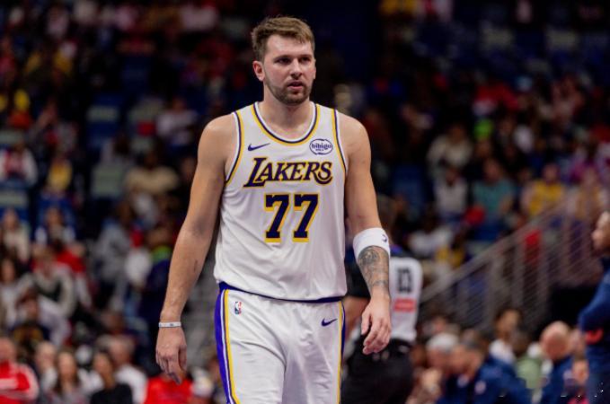 11月28日讯 近日湖人随队记者Buha在自己的播客节目中谈到了湖人本赛季至今三