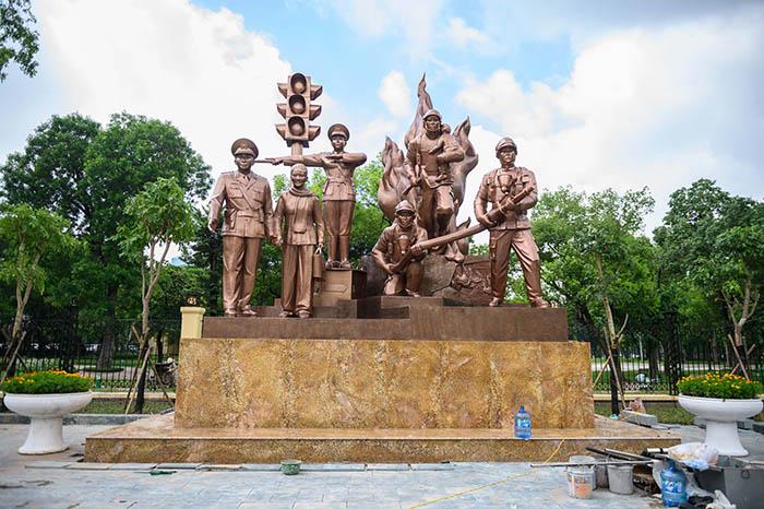 越南人民警察纪念碑，在越南首都河内
人民警察纪念碑”介绍了两个被认为是警察部队典