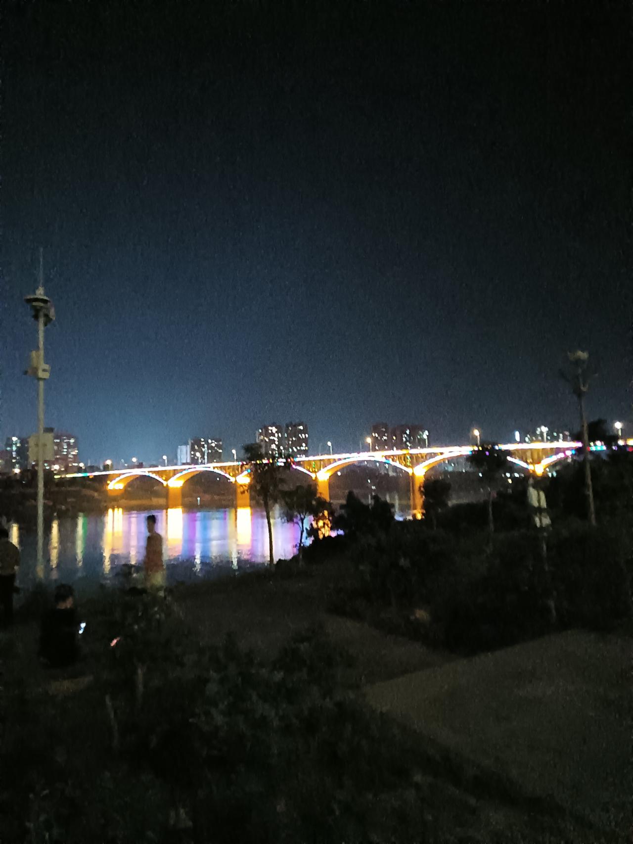 晚上去贵港市港南区江滨公园逛逛，早闻这里成有沿江美食一条街。走进该美食一条街所见