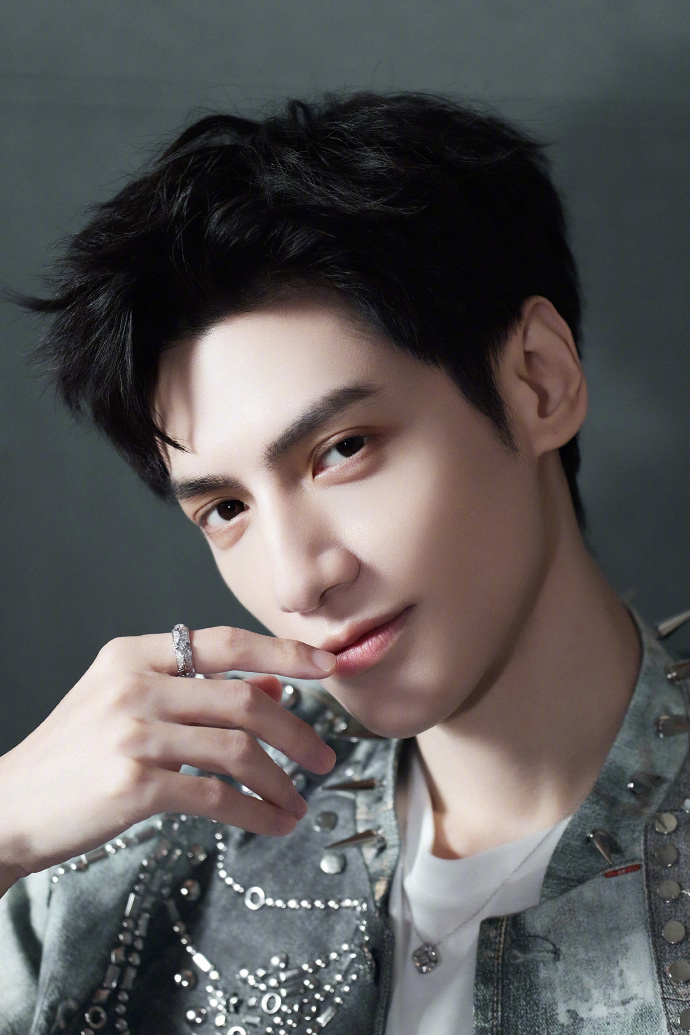 1.罗云熙下半年有个人演唱会的计划，应该过段时间就会官宣了。2.陈伟霆最佩服的是