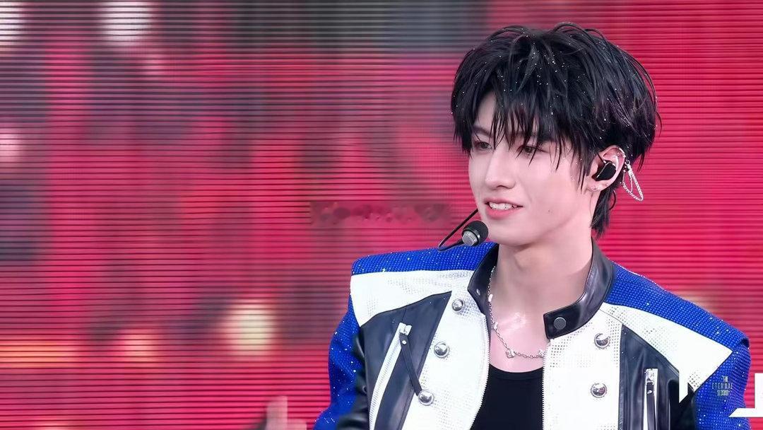 登陆少年演唱会直播状态登陆少年青岛演唱会直播看点满满，蓝白亮片装束干净帅气，全员