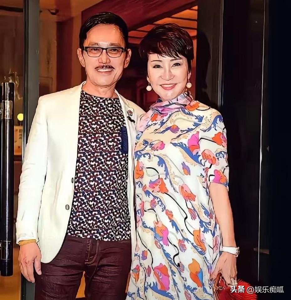 狄波拉再婚25年，和小11岁机长老公过得有滋有味，这还不算啥，最让人服气的是——