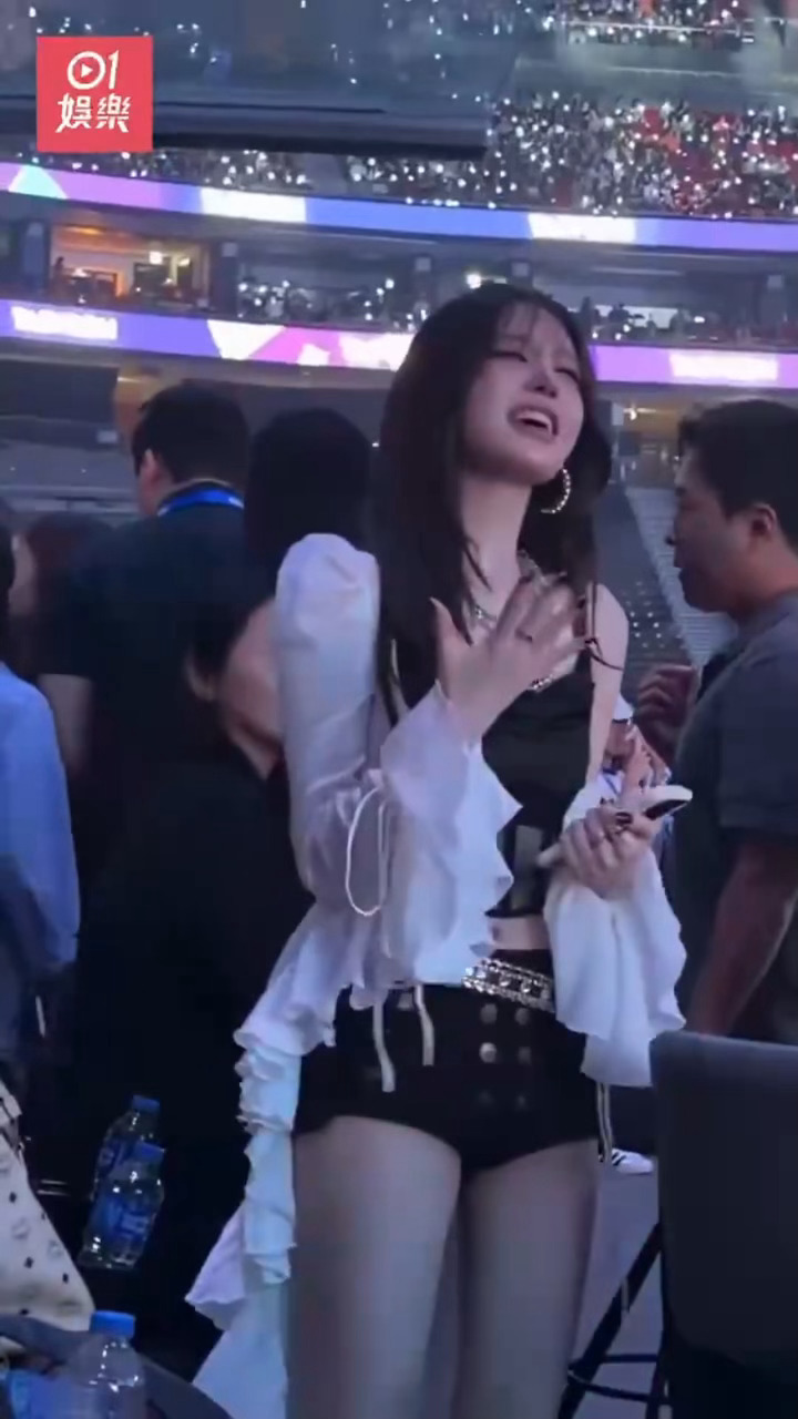 泰妍在台上演唱，ive的Liz在台下激情对嘴跟唱我追星就liz这样哈哈哈哈哈Li