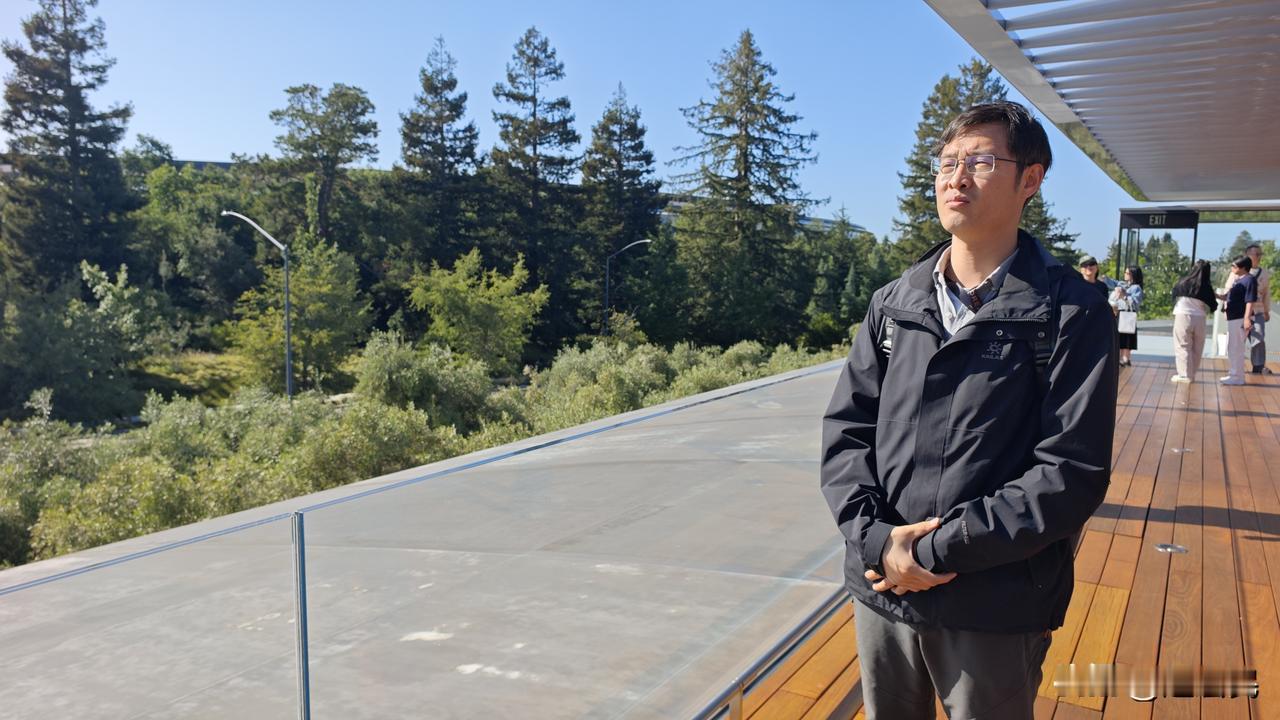 打卡美国硅谷苹果总部，飞盘建筑只能看到冰山一角，这家公司挺有实力的，前台都用苹果