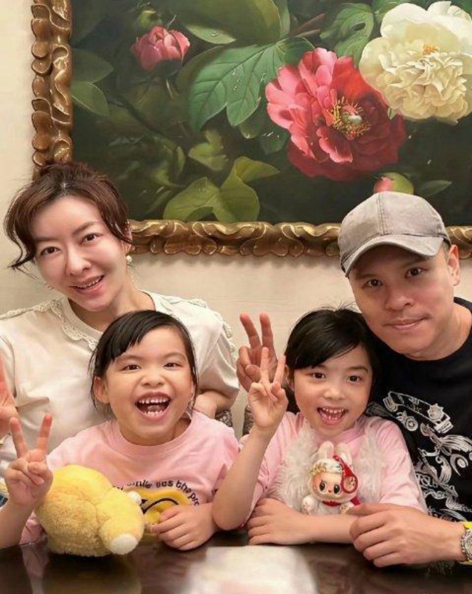 熊黛林的一对双胞胎，不得不说真的太像了 