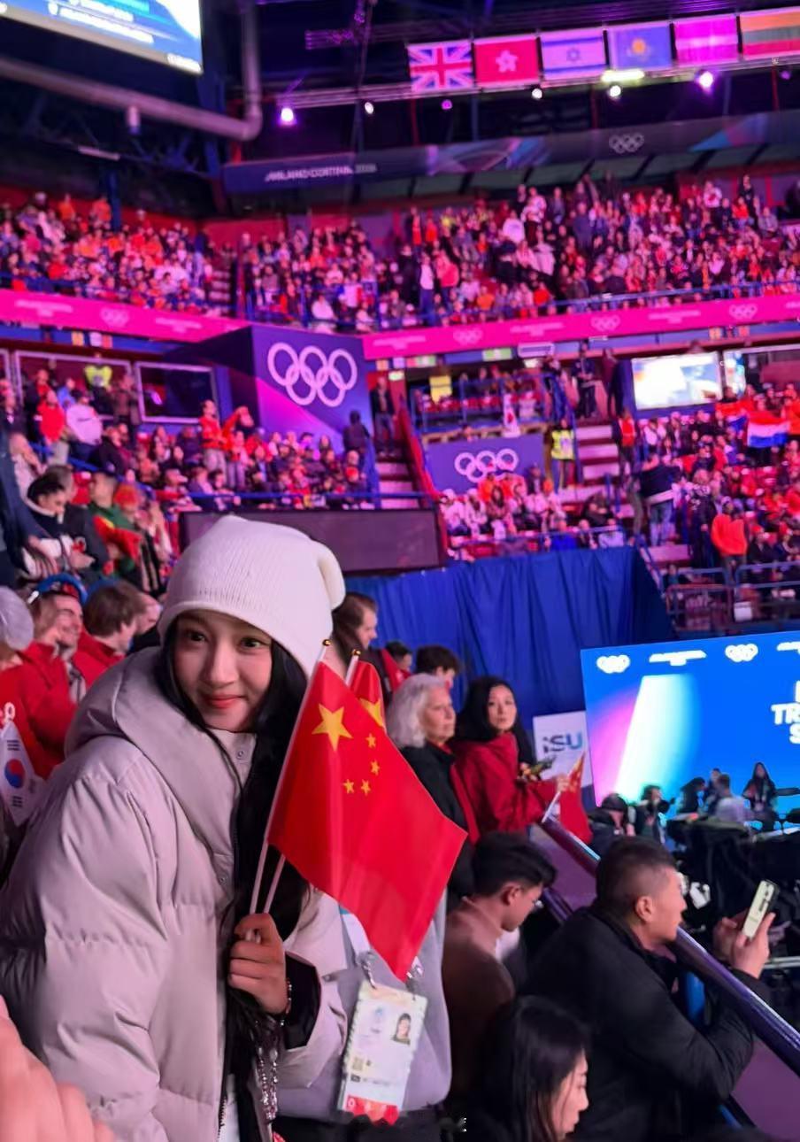 王濛和关晓彤合照米兰冬奥赛场，王濛与关晓彤惊喜同框合影～两人手拿国旗为中国队加油