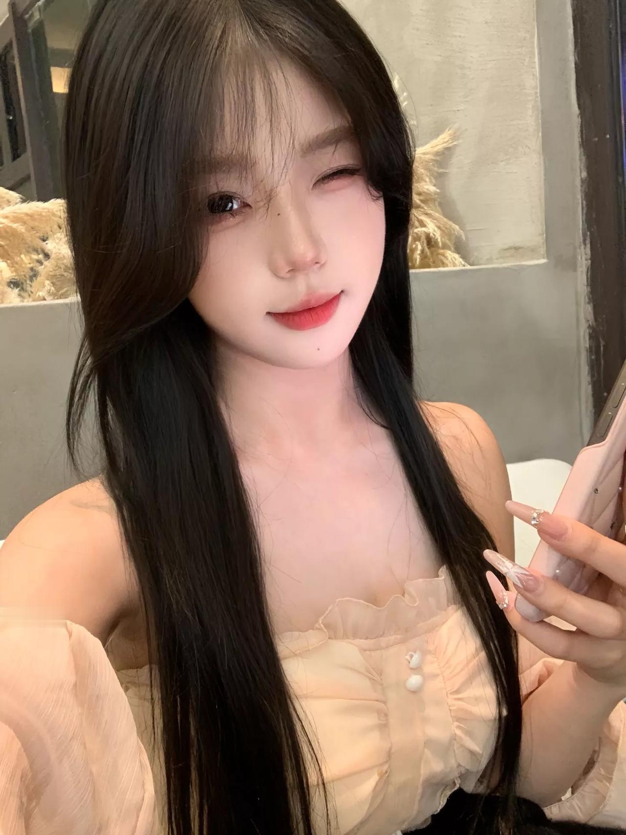 甜美少女风，粉色指甲与笑容相得益彰！💖✨甜美佳人。 清纯美女照 亮丽甜美 分享