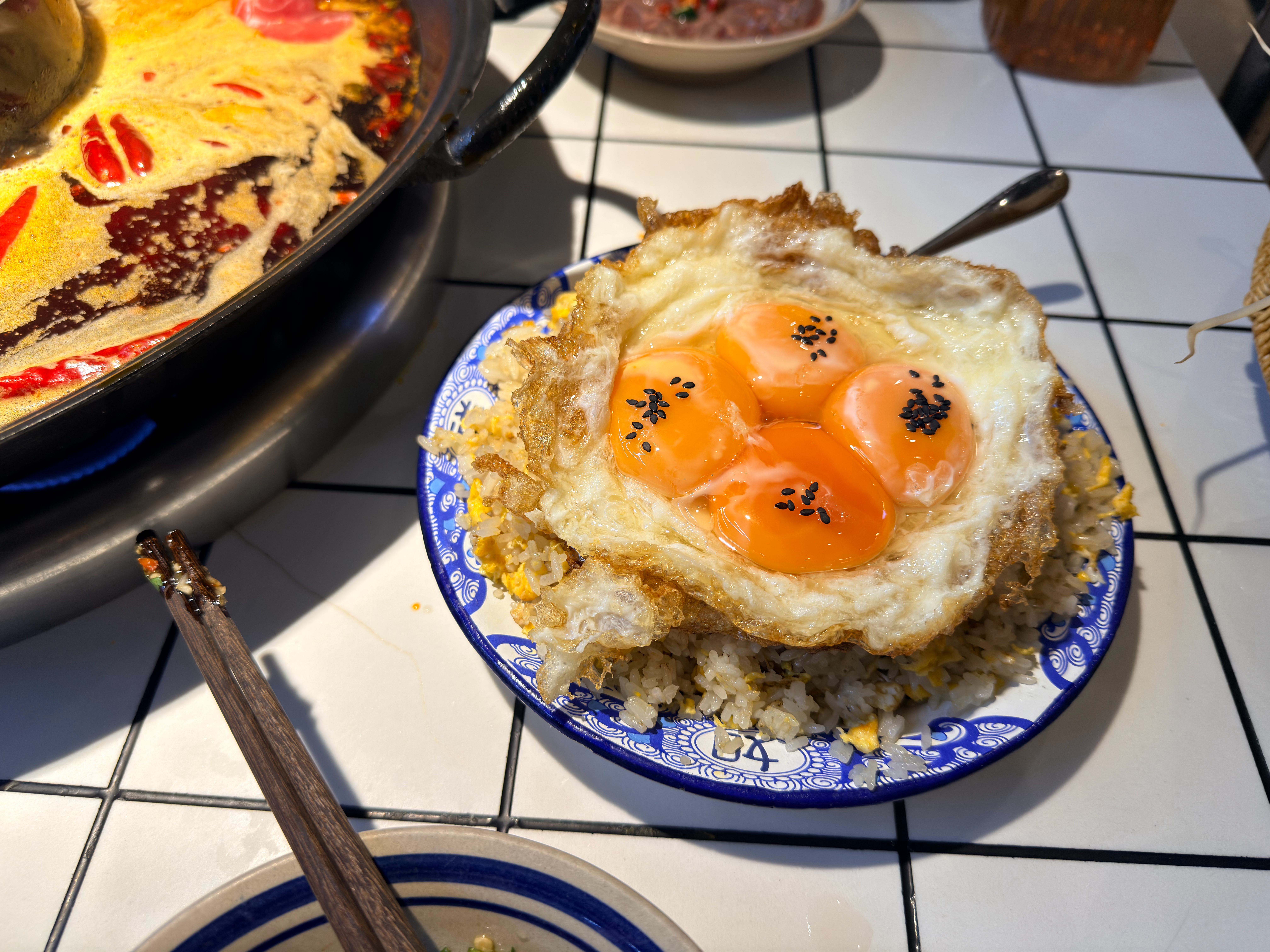 第一次吃四个蛋的蛋炒饭，热量老高了！（上面四个糖心糖，炒饭里还有额外的蛋） 