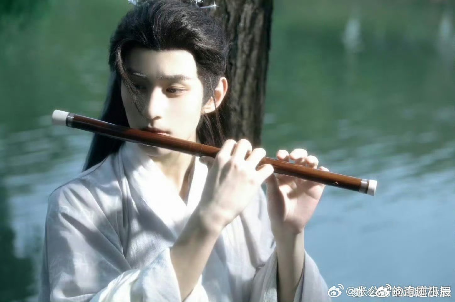 徐振轩拿了个邮筒收粉丝的信徐振轩也太会了！搬邮筒收粉丝信，把心意妥帖接住，这波贴