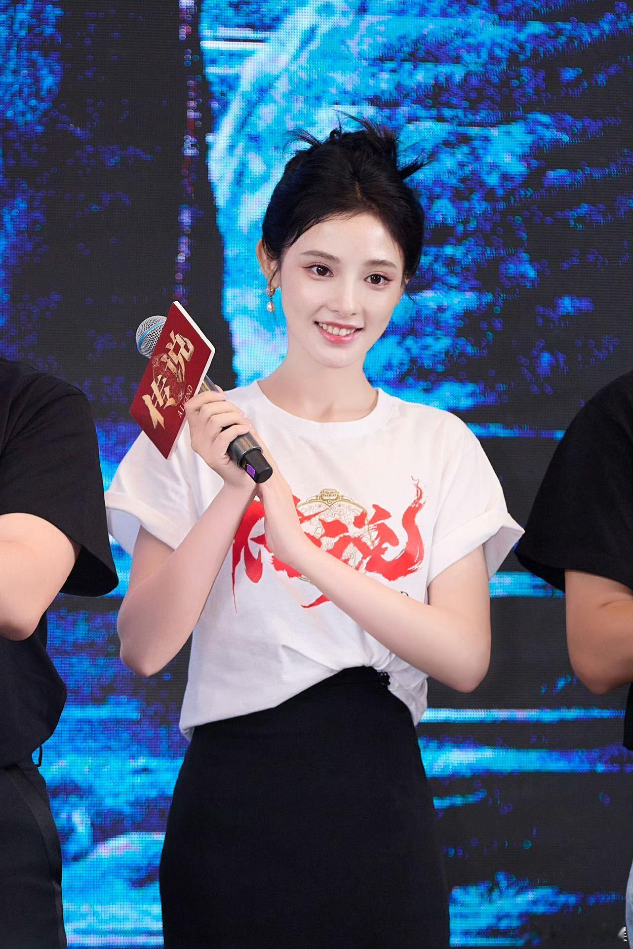 #张艺兴看彭小苒跳舞的表情#你别说，彭小苒的演技也太自然了，而且整个人的表现力也