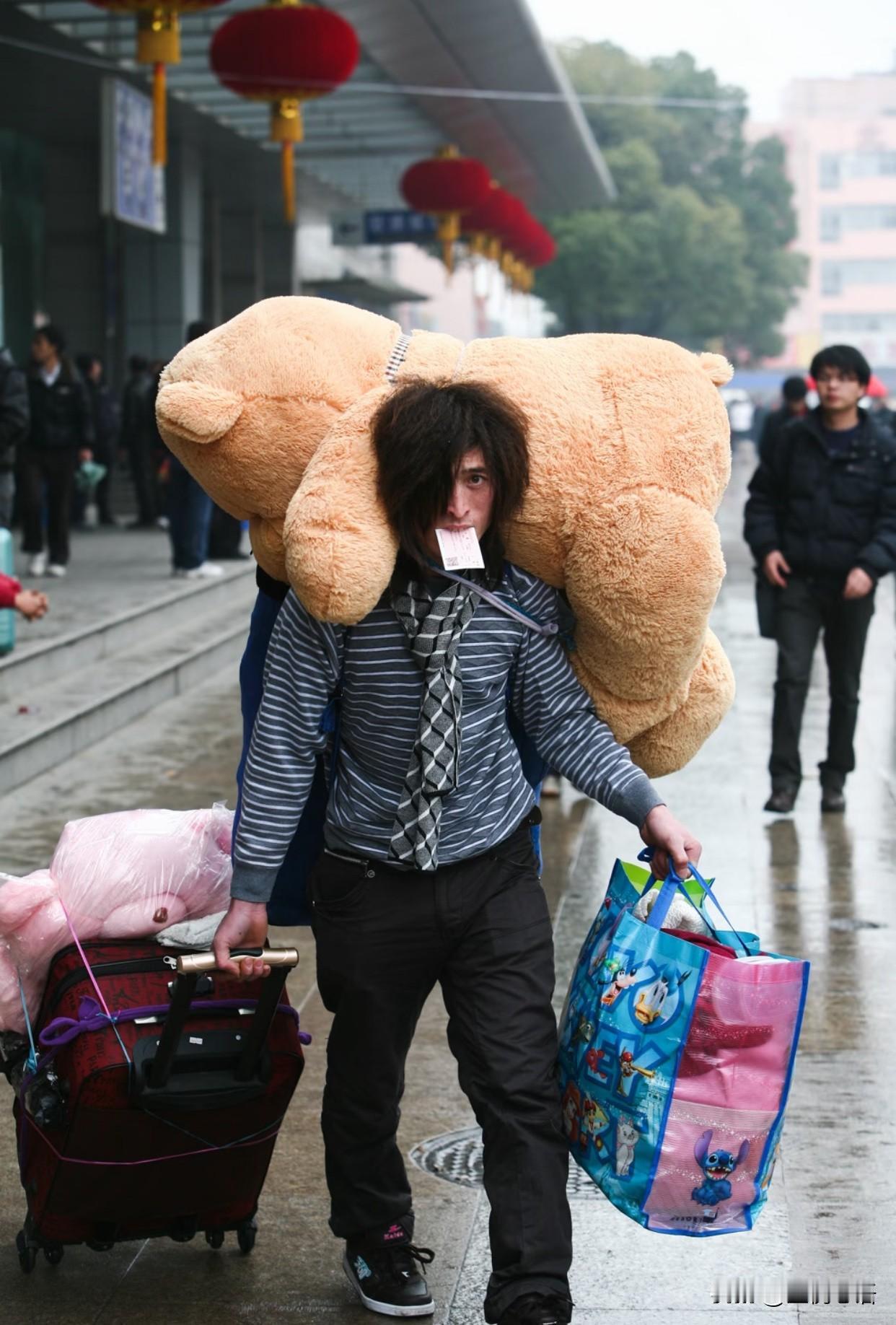 在没网购的年代，
回家的礼物都带着风尘。
以前没网购，
回家的礼物哪有现在这么省