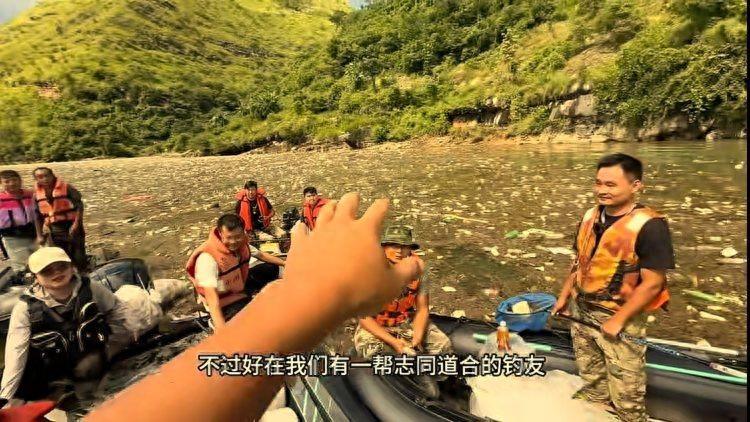 网红钓鱼博主“常乐兄弟”自发购买近2000个袋子，清理北盘江垃圾，问他做事动机，