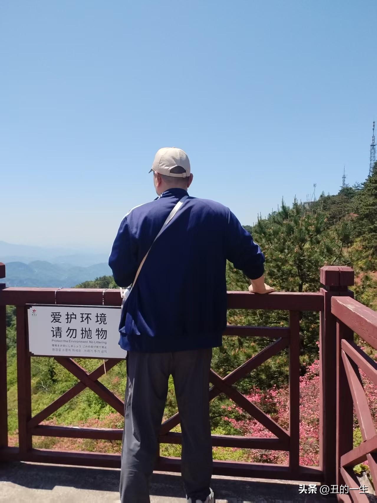我认为越多越好年轻的时候，朋友越多越好。
年轻要有朋友，俗话说多一个朋友多一条路
