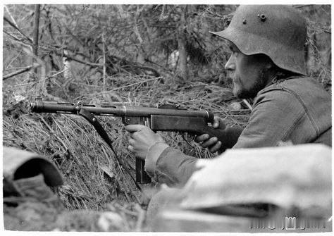 🇫🇮苏奥米KP/-31冲锋枪

这款武器的研发始于20世纪20年代末的芬兰，