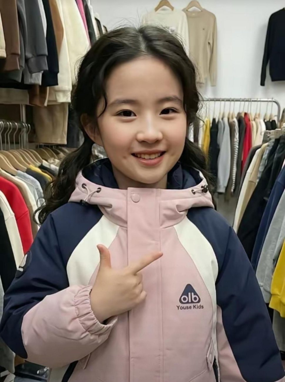 商场里看到一个小女孩，长得真像刘亦菲。 