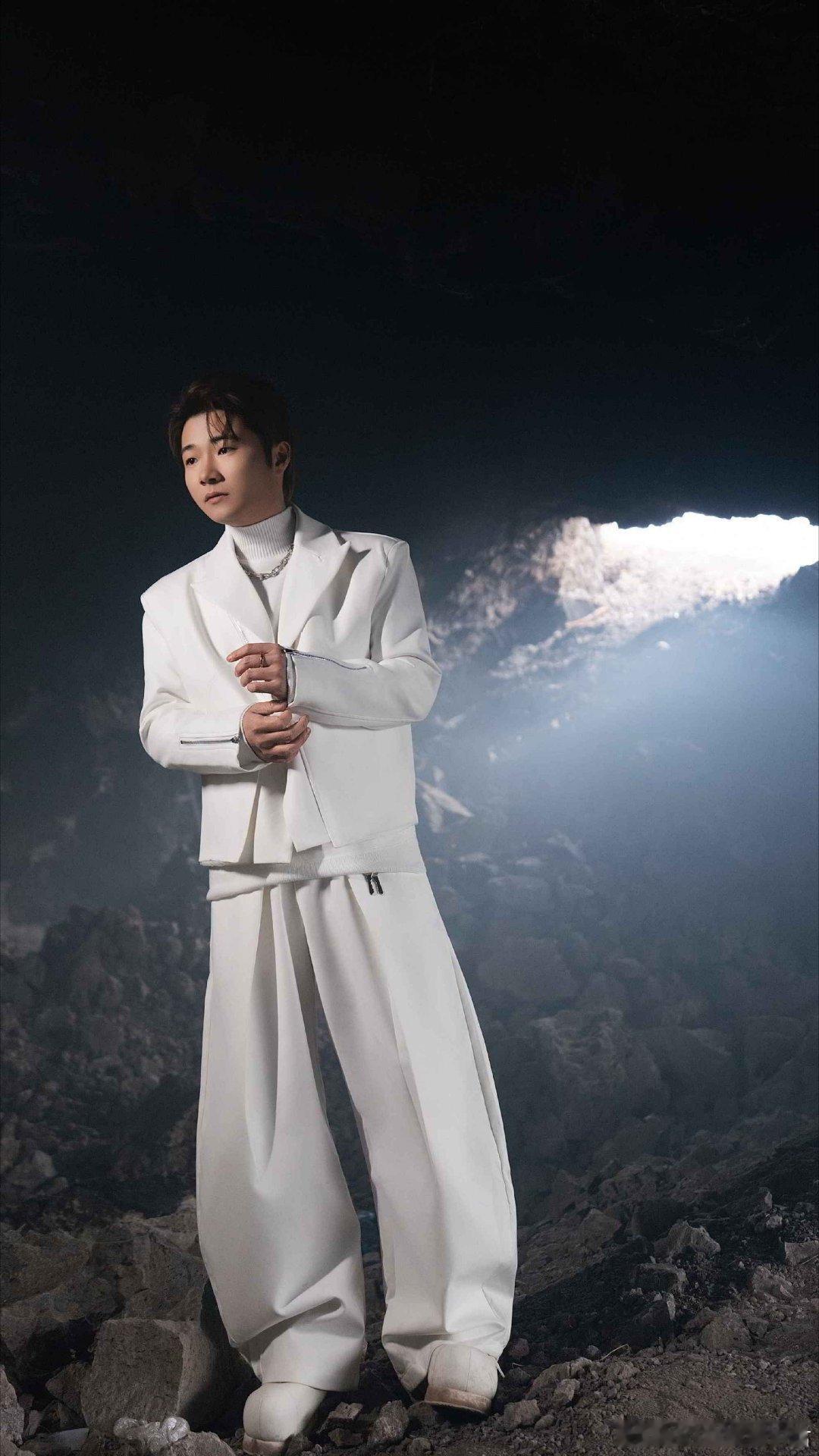 岳云鹏亲了白小白岳云鹏说白小白嫁给他了 一个敢亲一个敢接，这俩人太有节目了！白小