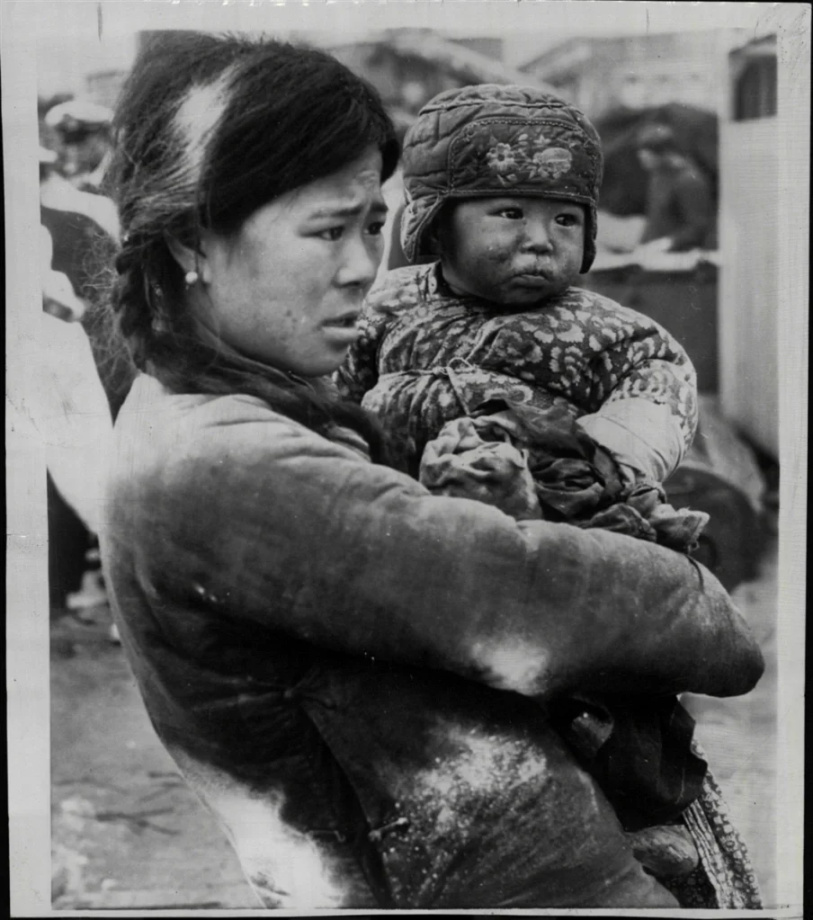 大陈岛民拖家带女乘坐台湾军舰来到基隆港，1955年。 “大陈撤退”是台...