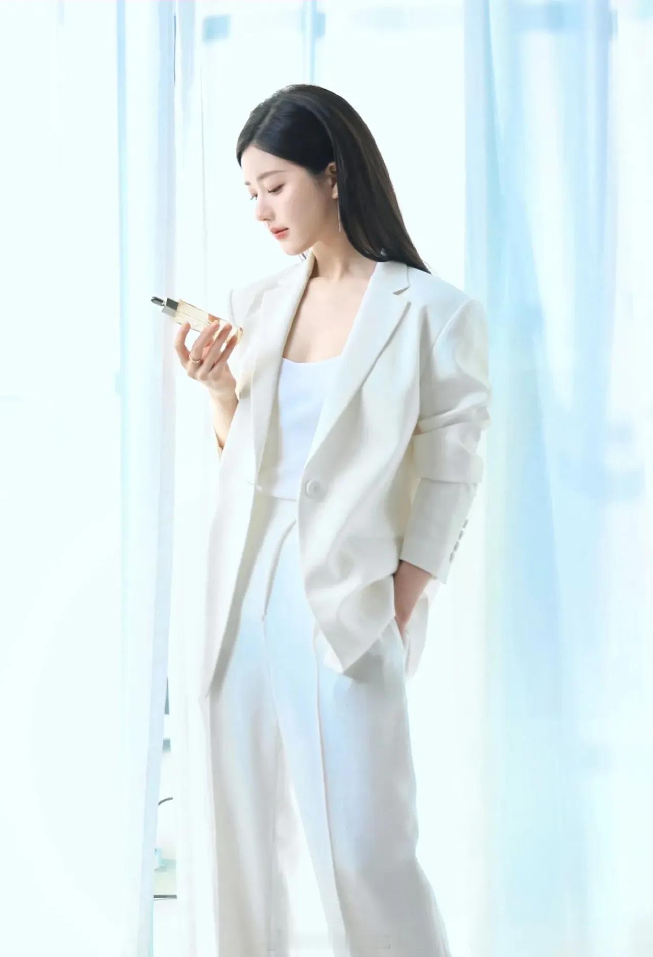 赵露思的直发深V造型简直美翻了！简直就是清冷风的古希腊女神，黑发飘飘，气质优雅又