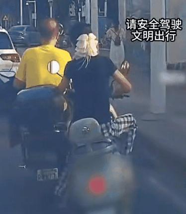 “简直坏透了！武汉一女子骑电动车上班，被后车男嫌慢，对方超车后猛的一下把她连人带