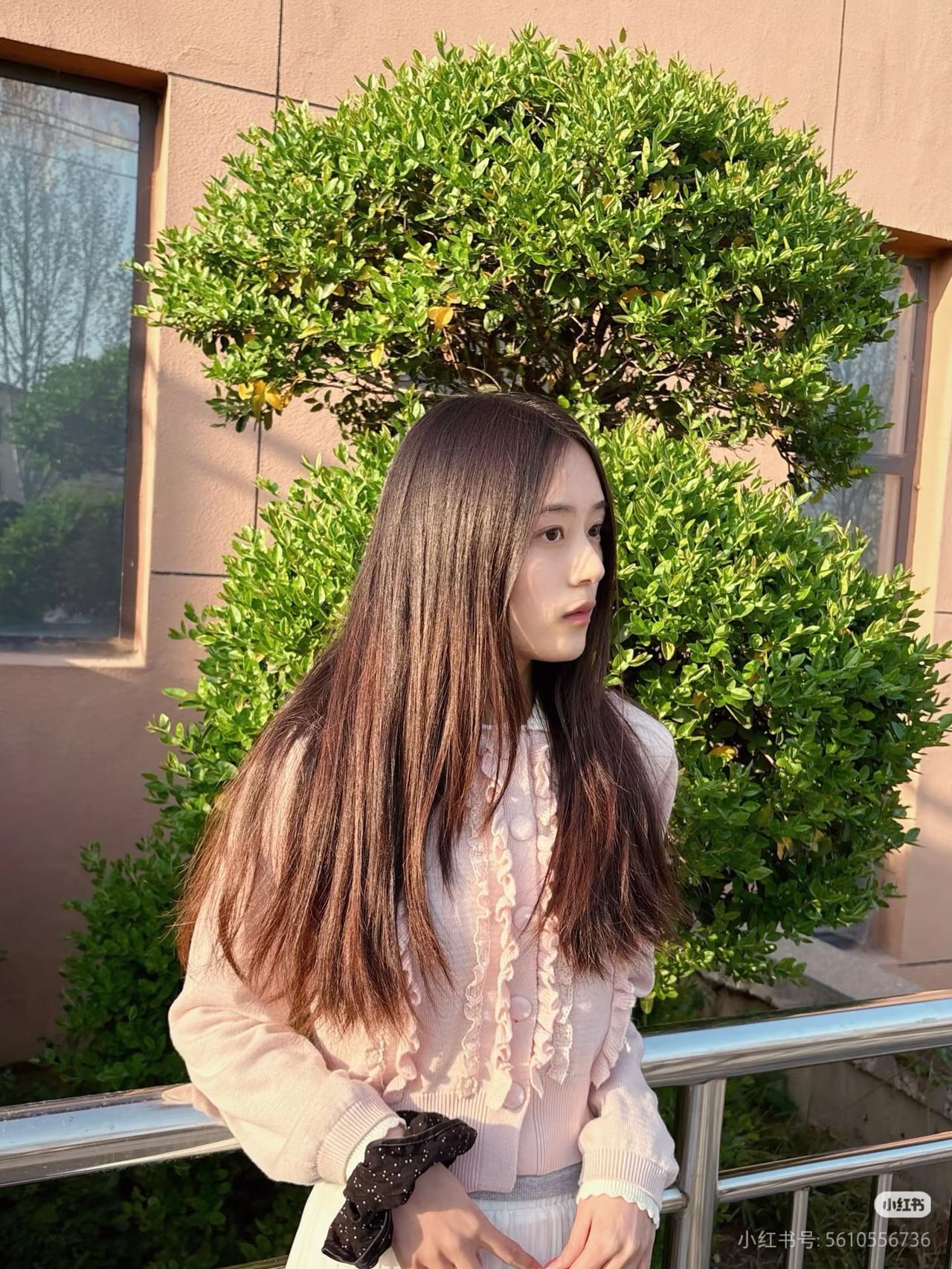 绿树掩映中，美人倚栏思。